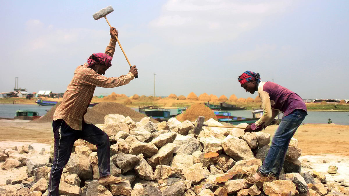 পাথর ভাঙছেন শ্রমিক শফিকুল ইসলাম (বামে)। ছবি: তাফসিলুল আজিজ