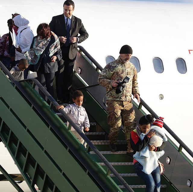 ইতালির মাটিতে নামছেন লিবিয়া থেকে আসা শরণার্থীরা। ছবি: সংগৃহীত