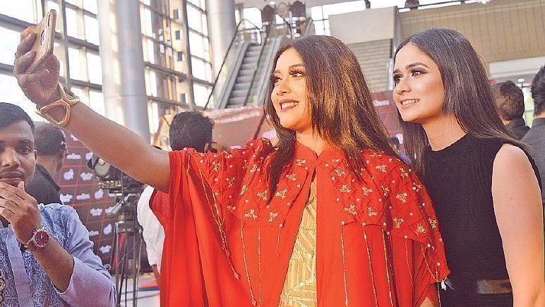 গায়িকা ঐশী সেলফি তুলছেন, পাশে মিস বাংলাদেশ ঐশী