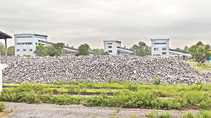 উৎপাদন বাড়লেও বিক্রি না হওয়ায় পাথরের স্তূপ জমছে দিনাজপুরের মধ্যপাড়া কঠিন শিলা প্রকল্পে।  ছবি: প্রথম আলো