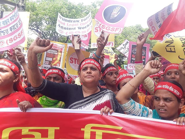 প্রেসক্লাবের সামনে শ্রমিক সমাবেশ। ছবি: আসাদুজ্জামান