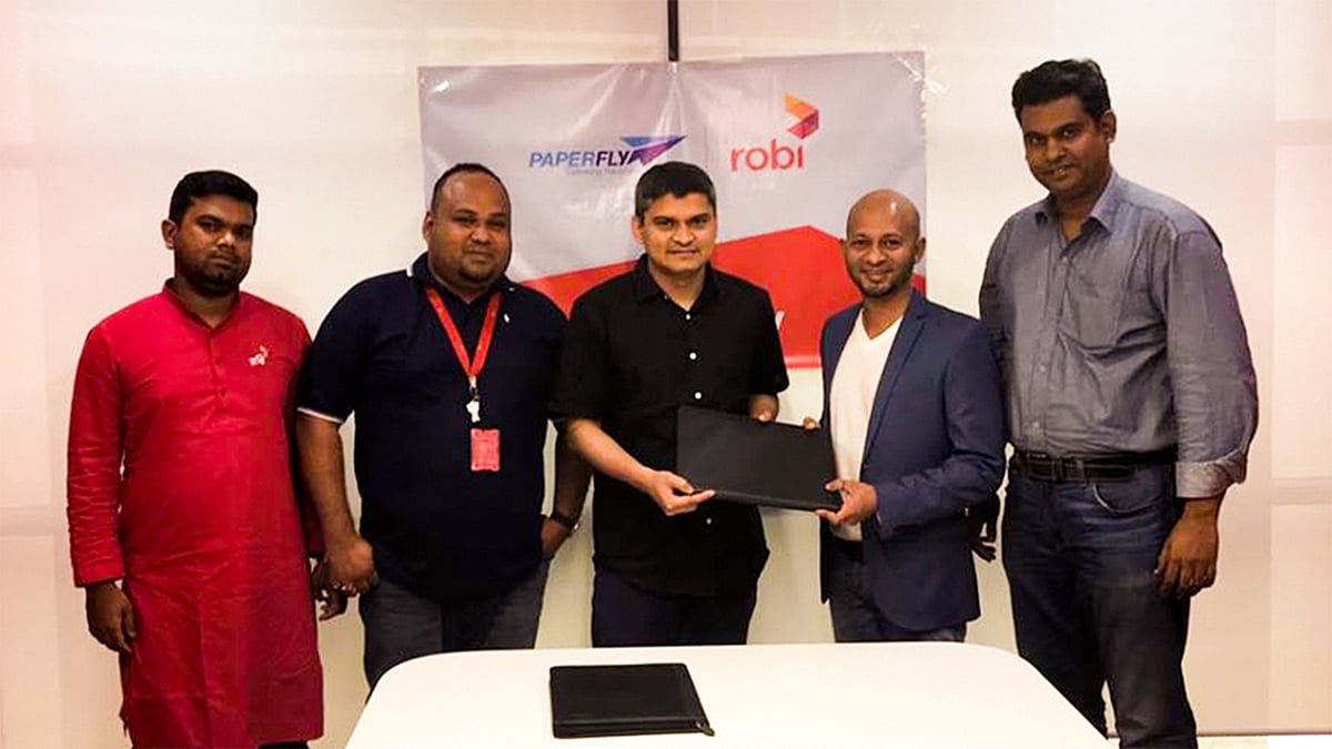 রবি ও পেপারফ্লাইয়ের কর্মকর্তাদের মধ্যে চুক্তি সই। ছবি: সংগৃহীত