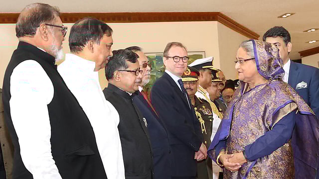 প্রধানমন্ত্রী শেখ হাসিনাকে বিদায় জানাতে বিমানবন্দরে ছিলেন মন্ত্রী, তিন বাহিনীর প্রধান, কূটনৈতিক কোরের ডিনসহ উচ্চপর্যায়ের সামরিক ও বেসামরিক কর্মকর্তারা। ছবি: ফোকাস বাংলা