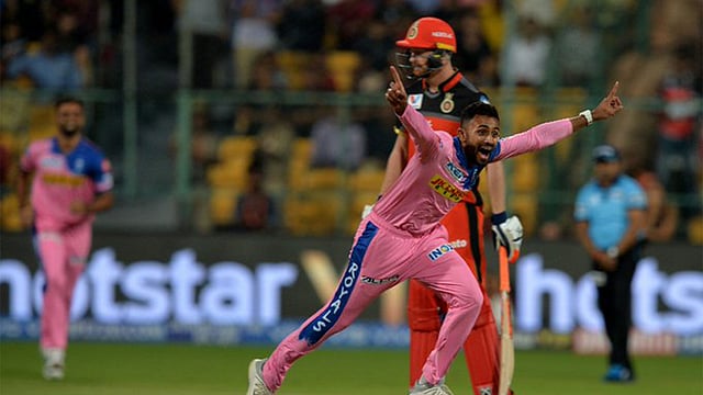 ডি ভিলিয়ার্স ও কোহলিকে আউট করা অভ্যাসে পরিণত করেছেন শ্রেয়াস। ছবি: টুইটার