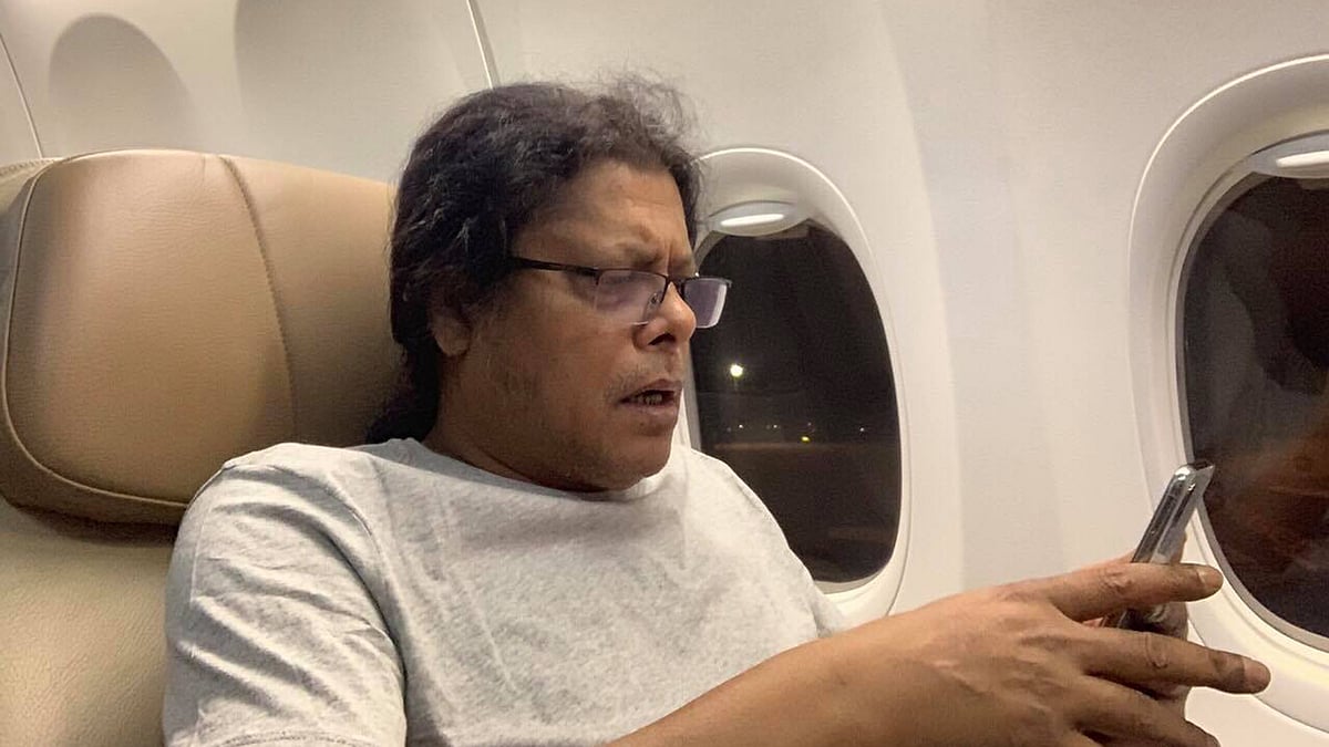 মালয়েশিয়ার উদ্দেশে ঢাকা ছাড়ার আগে বিমানে জেমস। ছবি: সংগৃহীত