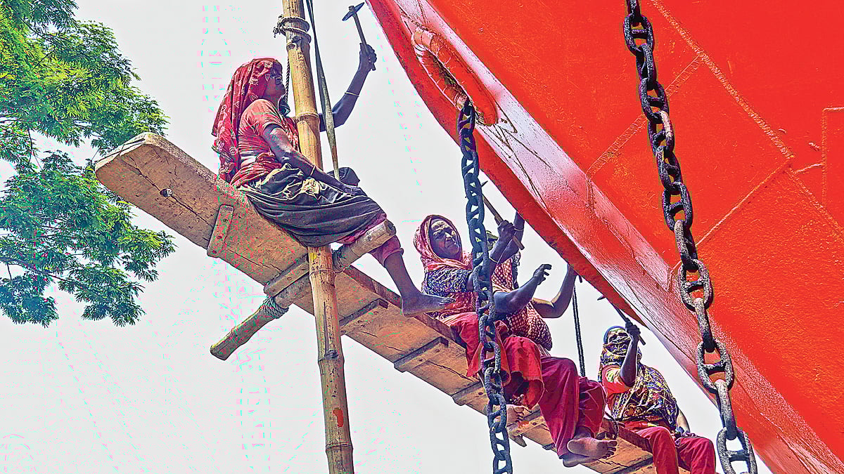 নৌযান মেরামত কারখানার উঁচু জাহাজে ঝুঁকি নিয়ে ঘষামাজা ও রং করার কাজ করছেন এই নারী শ্রমিকেরা। দিনে মজুরি পান জনপ্রতি ২৩৫ টাকা। গতকাল দুপুরে খুলনার কাস্টম ঘাটে।  ছবি: সাদ্দাম হোসেন