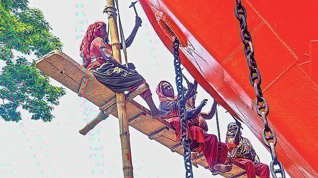 নৌযান মেরামত কারখানার উঁচু জাহাজে ঝুঁকি নিয়ে ঘষামাজা ও রং করার কাজ করছেন এই নারী শ্রমিকেরা। দিনে মজুরি পান জনপ্রতি ২৩৫ টাকা। গতকাল দুপুরে খুলনার কাস্টম ঘাটে।  ছবি: সাদ্দাম হোসেন