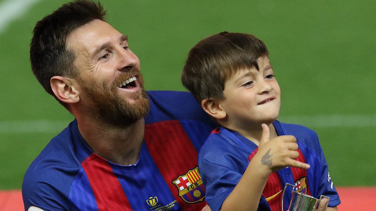 আর্জেন্টিনার কিছু মানুষ সব সময় বাবার সমালোচনা করে, ব্যাপারটা ভালো লাগে না থিয়াগোর। ছবি : টুইটার