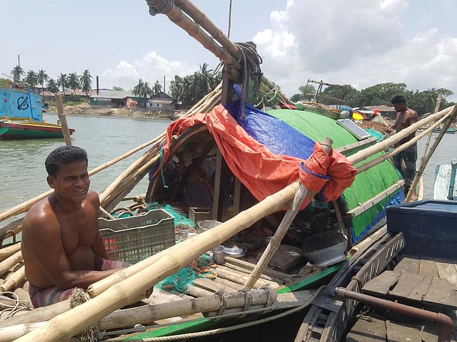 চাঁদপুরের পদ্মা-মেঘনায় দুই মাস পর মাছ ধরা শুরু হলেও মাছ না পেয়ে জেলেরা বসে আছেন। ছবি: আলম পলাশ