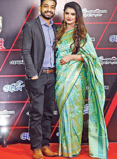 লালগালিচায় প্রথমবার বরের সঙ্গে হেঁটেছেন ফারিয়া