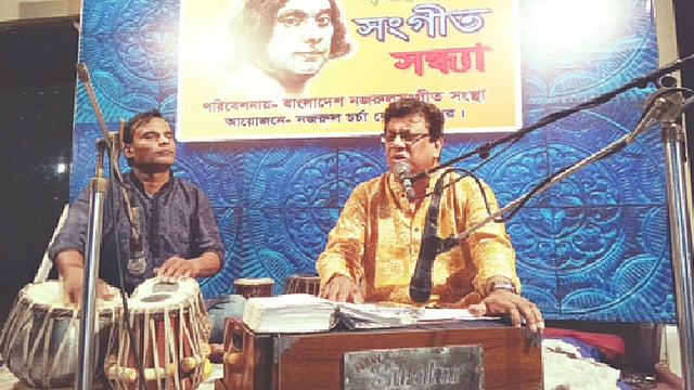 রংপুরে নজরুল চর্চাকেন্দ্রের আয়োজনে নজরুলসংগীত সন্ধ্যা অনুষ্ঠানে সংগীত পরিবেশন করছেন শিল্পী খায়রুল আনাম।  ছবি: প্রথম আলো