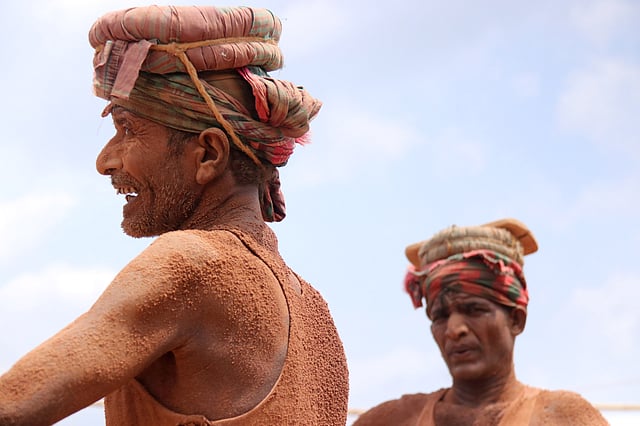 ইটভাটার শ্রমিকেরা। জিরোমাইল, খাগড়াছড়ি সদর। ৩০ এপ্রিল। ছবি: নীরব চৌধুরী