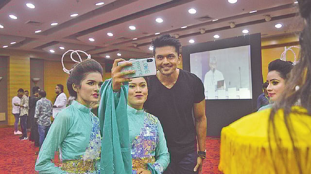 মেরিল–প্রথম আলো পুরস্কার ২০১৮–এর আয়োজনে নৃত্যশিল্পীদের সঙ্গে শুভ