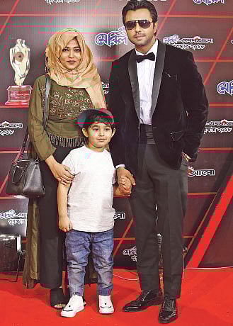মা অদিতি ও বাবা অপূর্বর হাত ধরে লালগালিচায় ছোট্ট আয়াশ