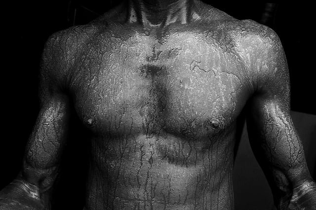 কাজ করতে করতে দরদর করে ঘামছিলেন এক শ্রমিক। তাঁর ঘর্মাক্ত গায়ে লেগেছে ছাই ও ধুলোবালু। সদরঘাট, চট্টগ্রাম, ৩০ এপ্রিল। ছবি: সৌরভ দাশ