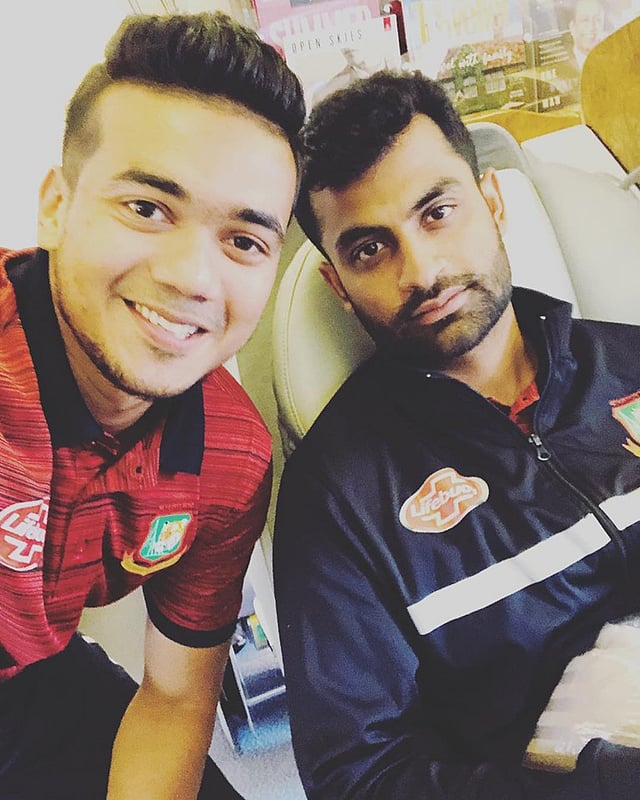 তামিমের সঙ্গে তাসকিনের সেলফি। ছবি: সংগৃহীত
