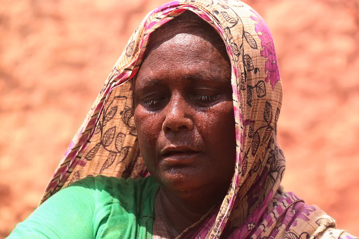 প্রখর রোদে ইট ভাঙার কাজ করেন এই নারী। বালিয়াডাঙ্গি, ফরিদপুর, ৩০ এপ্রিল। ছবি: আলীমুজ্জামান