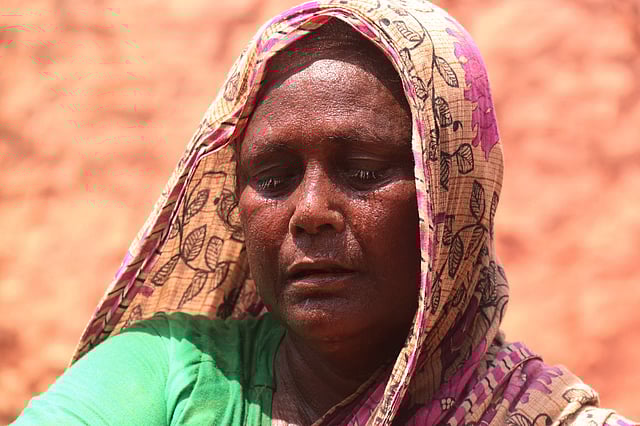 প্রখর রোদে ইট ভাঙার কাজ করেন এই নারী। বালিয়াডাঙ্গি, ফরিদপুর, ৩০ এপ্রিল। ছবি: আলীমুজ্জামান