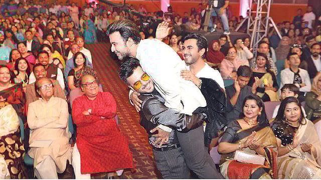 বিজয়ীর নাম ঘোষণা হলে উচ্ছ্বসিত তিনজনই