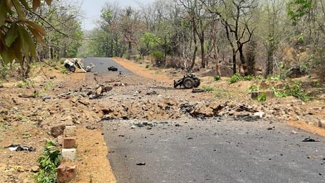 মাওবাদীদের হামলায় আধাসামরিক বাহিনীর গাড়ি বিধ্বস্ত হয়েছে। ছবি: সংগৃহীত