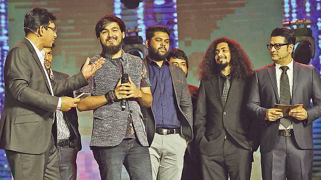 মঞ্চে সঞ্চালক চঞ্চল ও ফেরদৌসের সঙ্গে (বাঁয়ে ও ডানে) নোবেল (মাঝে) ও তাঁর দল নোবেলম্যানের সদস্যরা