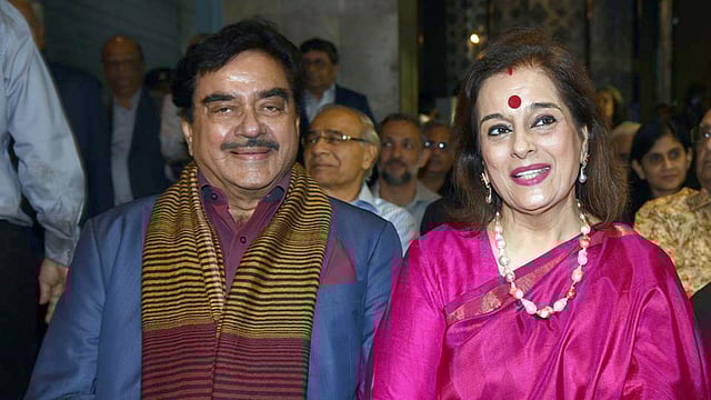 শত্রুঘ্ন সিনহা ও পুনম সিনহা। ছবি: এএফপি