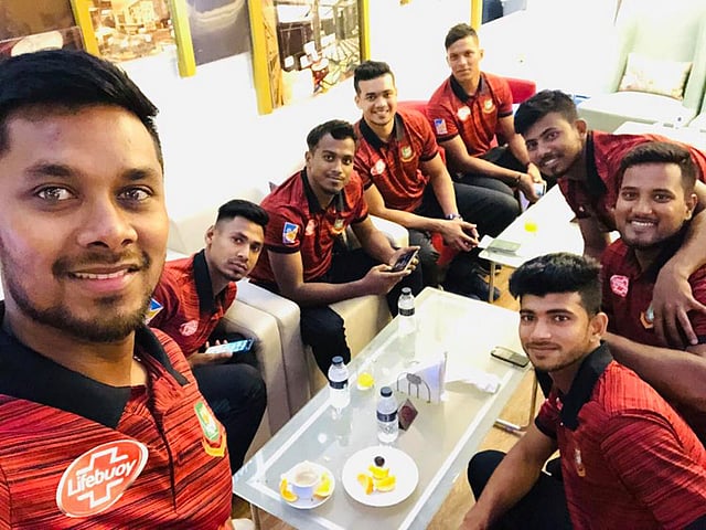 আয়ারল্যান্ড যাত্রার আগে সাব্বিরের ক্যামেরায় সেলফি। ছবি: সংগৃহীত