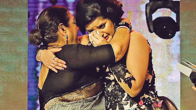 কবরীকে জড়িয়ে ধরে কাঁদছেন পরীমনি