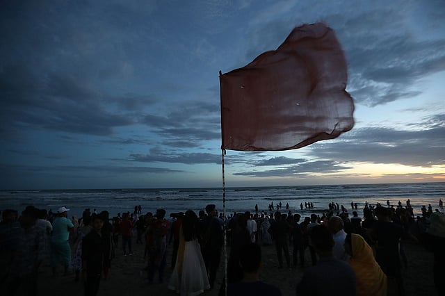 ঘূর্ণিঝড় ‘ফণী’র আঘাত মোকাবিলায় ব্যাপক প্রস্তুতি নিয়েছে কক্সবাজারের স্থানীয় প্রশাসন। কক্সবাজারের সমুদ্রে সৈকতে উত্তোলন করা হয়েছে লাল পতাকা। বৃহস্পতিবার, ২ মে, সুগন্ধা বিচ, কক্সবাজার। ছবি: সাজিদ হোসেন