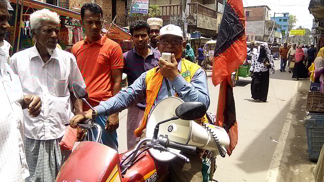 ঘূর্ণিঝড় ফণীর ক্ষয়ক্ষতি ও জানমালের রক্ষায় জনগণকে সতর্ক করার লক্ষ্যে ঘূর্ণিঝড় প্রস্তুতি কর্মসূচির (সিপিপি) স্বেচ্ছাসেবকদের মাইকিং। ছবিটি আজ বৃহস্পতিবার দুপুরে সোনাগাজী পৌর বাজার থেকে তোলা। ছবি: আমজাদ হোসাইন, সোনাগাজী (ফেনী)