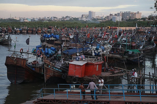 বঙ্গোপসাগরে সৃষ্ট গভীর নিম্নচাপ এক সপ্তাহ আগে ঘূর্ণিঝড়ে রূপ নেয়, নাম হয় ফণী। এই ঘূর্ণিঝড়ের আঘাত হানার আশঙ্কায় কক্সবাজারের ফিসারি ঘাটে জেলেদের মাছ ধরার টলার নোঙর করে রাখা হয়েছে। বৃহস্পতিবার, ২ মে, কক্সবাজার। ছবি: সাজিদ হোসেন