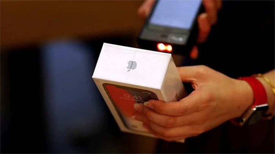 চলতি বছরের প্রথম তিন মাসে (জানুয়ারি-মার্চ) গত বছরের তুলনায় প্রায় ১৭ শতাংশ বিক্রি কমেছে আইফোনের। ছবি: রয়টার্স