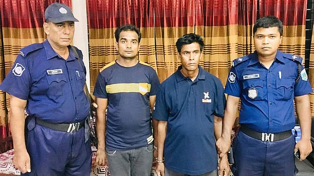 ঈশ্বরদীতে গৃহবধূকে ধর্ষণের অভিযোগে পুলিশের হাতে দুজন গ্রেপ্তার। ছবি: প্রথম আলো, ঈশ্বরদী।