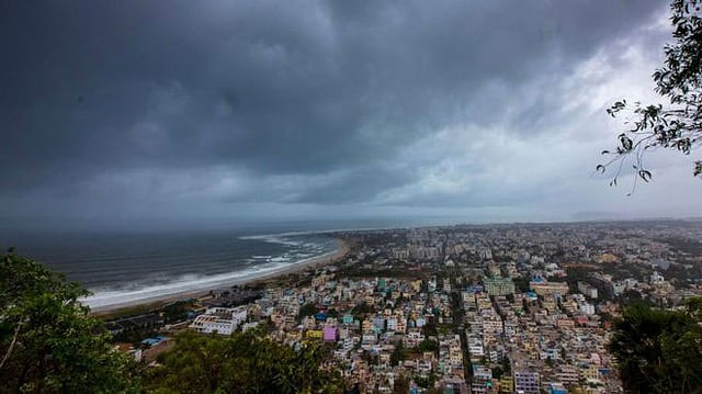 ফণীর প্রভাবে মেঘাচ্ছন্ন ভারতের বিশাখাপট্টনমের আকাশ। ছবি: রয়টার্স
