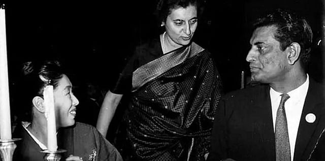 ইন্দিরা গান্ধী ও সত্যজিৎ রায়। ছবি: ইন্ডিয়ান এক্সপ্রেস