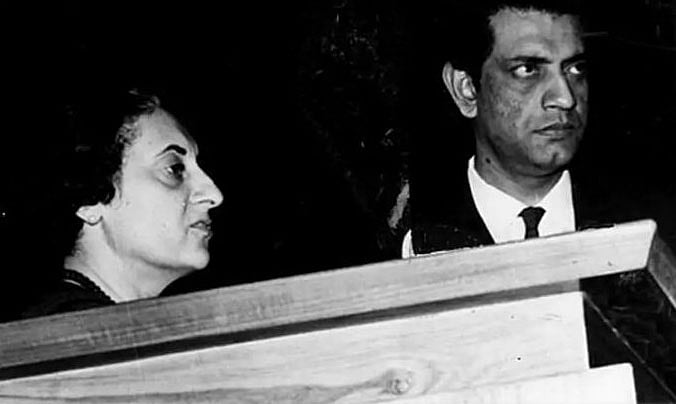 ভারতের প্রধানমন্ত্রী ইন্দিরা গান্ধী ও সত্যজিৎ রায়। ছবি: ইন্ডিয়ান এক্সপ্রেস