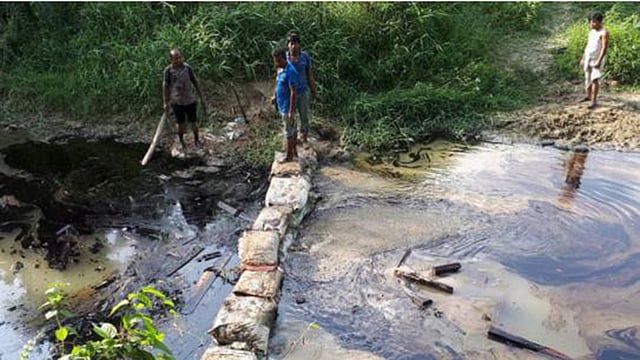 হালদায় পড়েছে এসব খাল, পানিতে মেশা বিষাক্ত ফার্নেস তেল ঠেকানোর চেষ্টা যেন বালির বাঁধ। ছবি ডেইলি স্টার