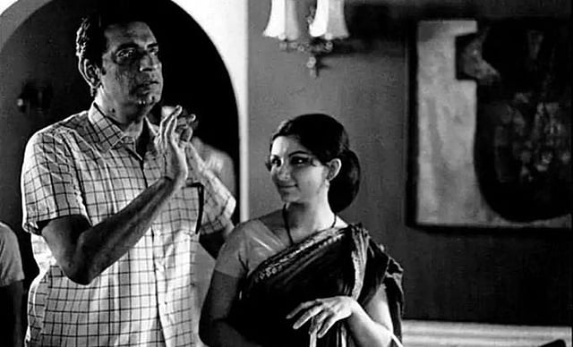 শুটিং সেটে সত্যজিৎ রায় ও শর্মিলা ঠাকুর। ছবি: ইন্ডিয়ান এক্সপ্রেস