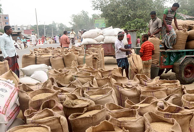 হাটে ক্রেতা কম। তাই ধান বিক্রি করতে এসে হতাশায় বসে আছেন কৃষকেরা । হাটে প্রতি মণ ধান ৬০০ থেকে ৭০০ টাকায় বিক্রি হচ্ছে ।