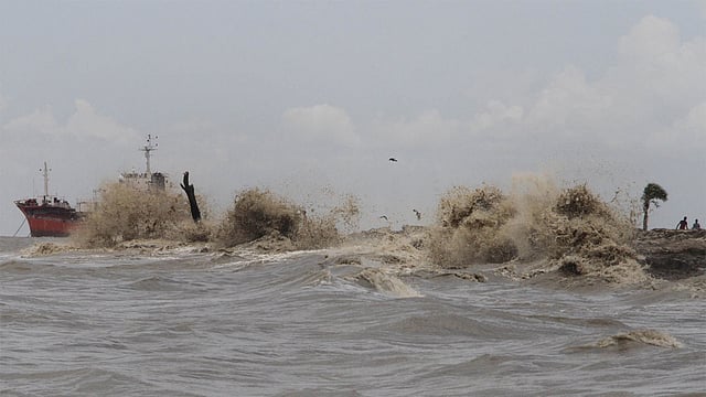 ঘূর্ণিঝড় ফণীর প্রভাবে সাগর উত্তাল হয়ে উঠেছে। পতেঙ্গা বেড়িবাঁধ, ০২ মে। ছবি: ফোকাস বাংলা