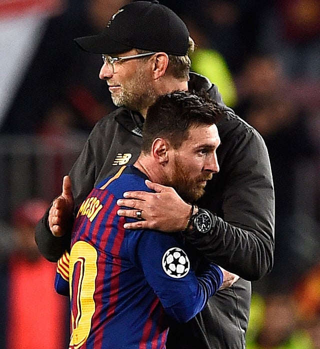 ম্যাচ শেষে মেসির পিঠ চাপড়ে দিতে ভুল করেননি ক্লপ। ছবি: এএফপি