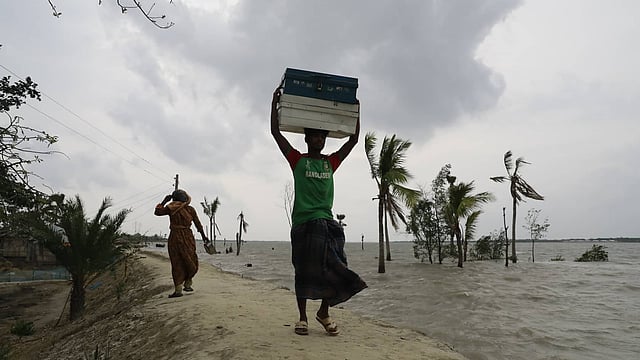 নিরাপদ আশ্রয়কেন্দ্রের দিকে যাচ্ছে মানুষ। ছবি: শুভ্র কান্তি দাশ।