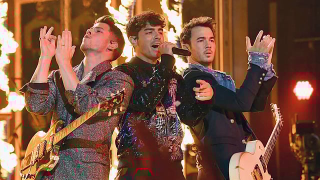 ১ মে বিলবোর্ড অ্যাওয়ার্ড অনুষ্ঠানে গান গেয়েছে জোনাস ব্রাদার্স