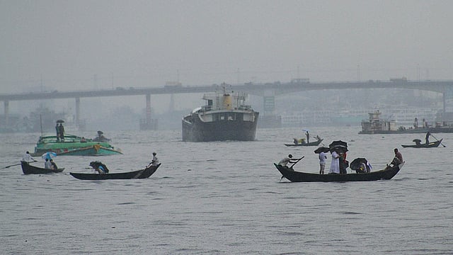 ঘূর্ণিঝড় ফণীর প্রভাবে দেশের বিভিন্ন স্থানের মতো রাজধানীতেও সকালে বৃষ্টি হয়েছে। সদরঘাট, ঢাকা, ৩ মে। ছবি: ফোকাস বাংলা