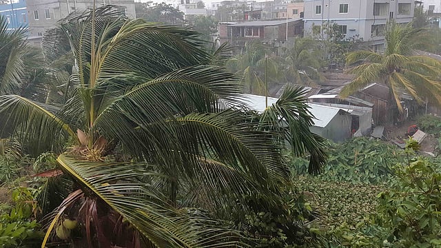 ঘূর্ণিঝড় ফণীর প্রভাবে বরিশালে ঝড়-বৃষ্টি শুরু হয়েছে। ছবি: এম জসিম উদ্দীন