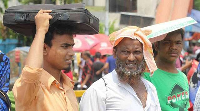 আবহাওয়াবিদেরা বলছেন, দিনের এই গরম আরও দিন দু-এক দিন থাকতে পারে। এর পর থেকে রাতের বেলা তাপমাত্রা কমে যেতে পারে। প্রথম আলো ফাইল ছবি।