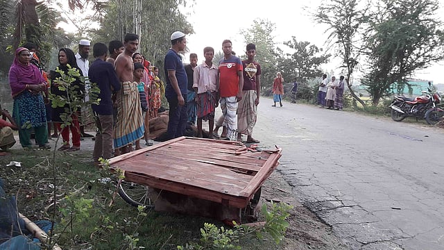 নাটোরের সিংড়া উপজেলায় ভ্যানটিকে ধাক্কা দেয় একটি ট্রাক। ছবি: মুক্তার হোসেন