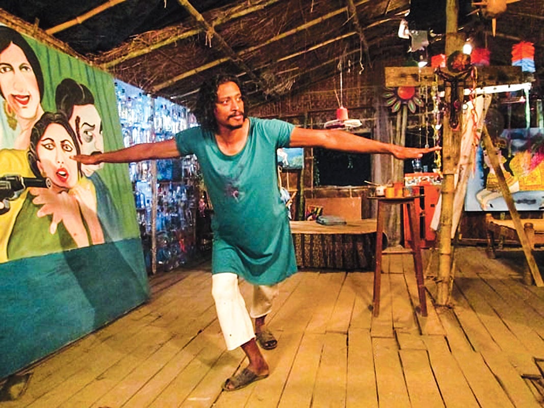 আলফা চলচ্চিত্রের একটি দৃশ্য আলফা চরিত্র রূপায়ণকারী আলমগীর কবির