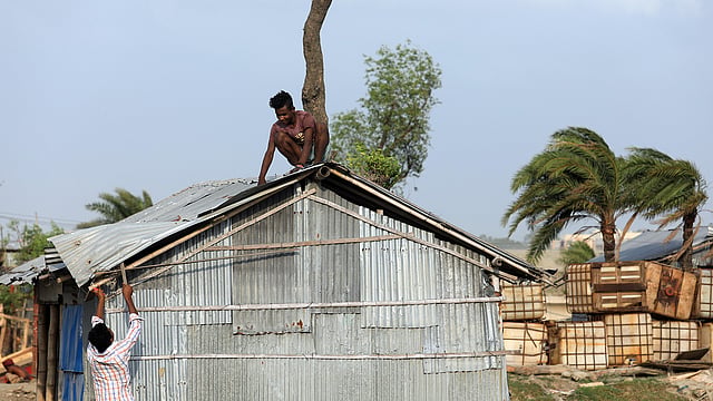 ঘূর্ণিঝড় ফণীর আঘাত হানার আগে পতেঙ্গা এলাকার বঙ্গোপসাগর পারের মানুষেরা ঘর মেরামত করে নিচ্ছেন। ছবি: জুয়েল শীল