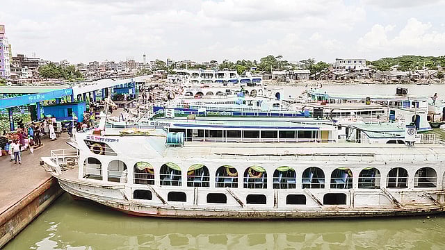 ঘূর্ণিঝড় ফণীর কারণে ৭ নম্বর সতর্কবার্তা দেওয়ায় অভ্যন্তরীণসহ সব রুটে নৌযান চলাচল বন্ধ রেখেছে নৌপরিবহন কর্তৃপক্ষ। ছেড়ে যায়নি কোনো লঞ্চ। বরিশাল নগরের বান্দ রোডের লঞ্চঘাটে।  প্রথম আলো
